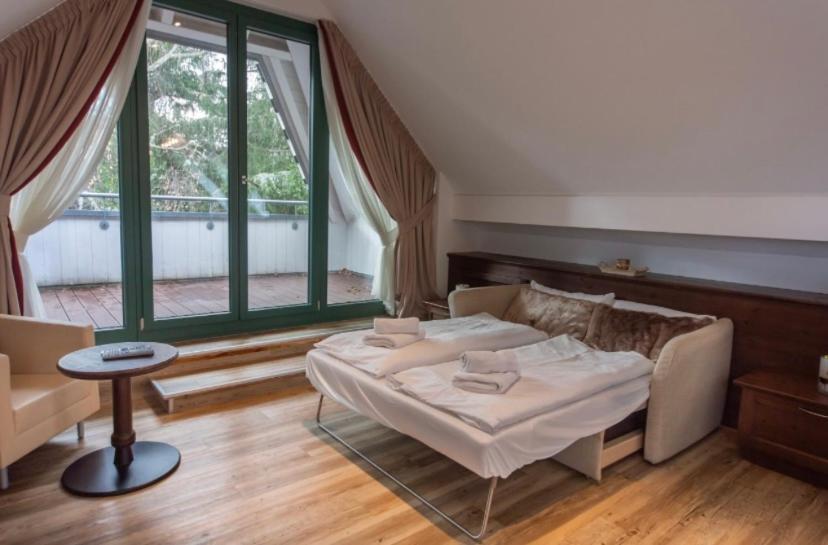 Hotel Restaurant Auerhahn Бад-Вильдбад Экстерьер фото